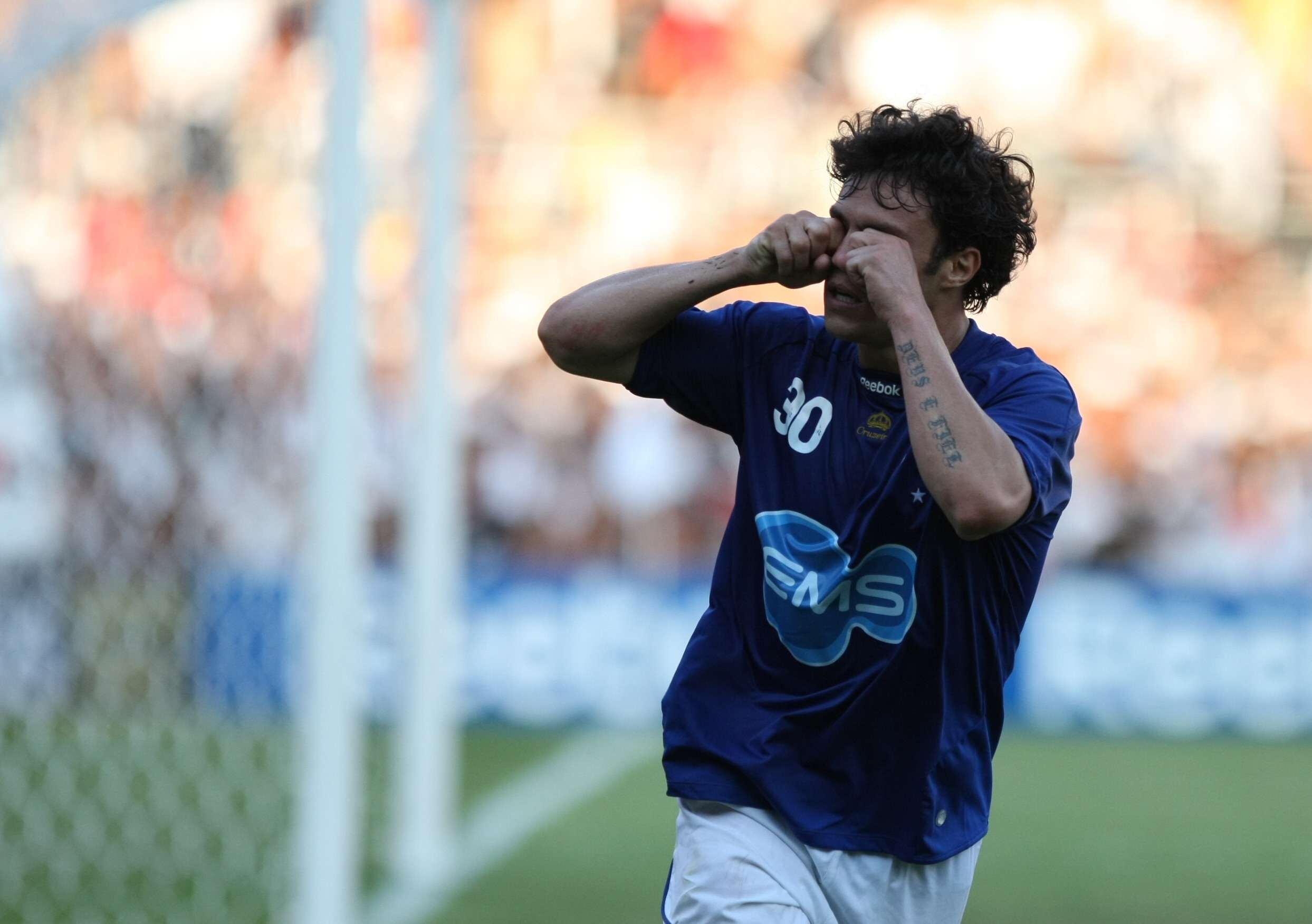 A Sampa Azul foi
criada em 2009 em uma data histórica para os cruzeirenses. A primeira reunião
aconteceu na casa de um dos integrantes, que disponibilizou seu
apartamento para que o grupo assistisse ao primeiro jogo da final do Campeonato
Mineiro.  Nenhum dos onze integrantes se conhecia até aquele momento e a
estreia não poderia ter sido melhor: o Cruzeiro venceu o Atlético-MG por 5 a 0,
em 26 de abril de 2009, data que marca o nascimento da Sampa Azul