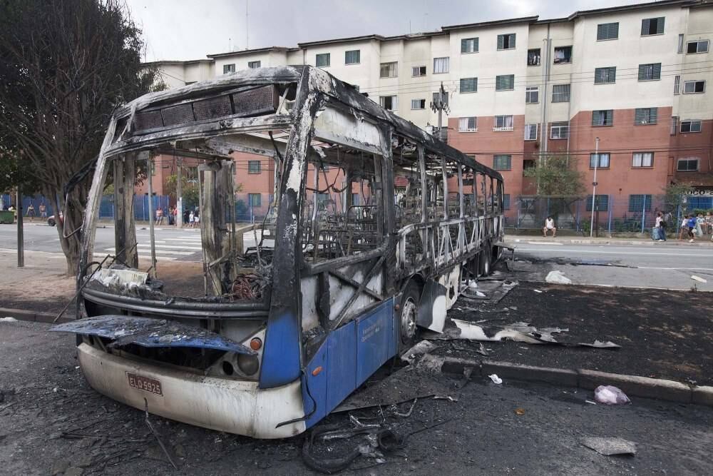 Ônibus incendiado na zona norte nesta terça-feira (25)