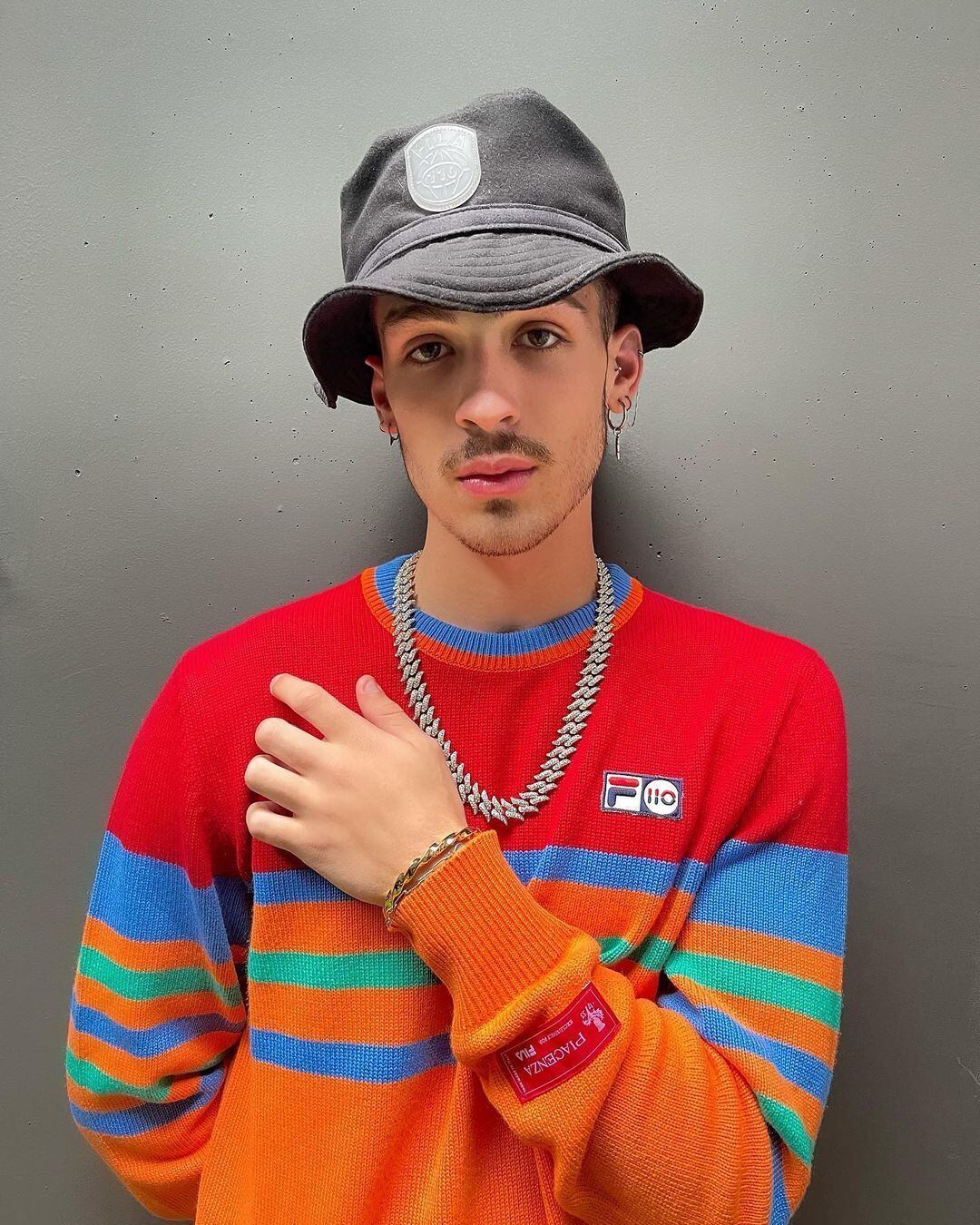 O ator e cantor João Guilherme é bastante conhecido por seu estilo, que sempre rouba a cena nos eventos e nas redes sociais. Ele já usou diversos bucket hats para montar seus visuais, como esse modelo preto com abas mais irregulares

Veja também: Confortável e atemporal, camiseta está em alta; veja diferentes looks
