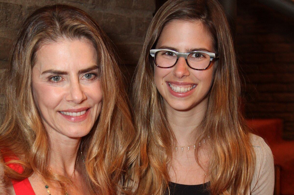 Na noite de segunda-feira (10), Maitê Proença ganhou o carinho da
filha, Maria, nos bastidores do espetáculo À beira do abismo me cresceram asas,
no Rio de Janeiro. Elas são parecidas?