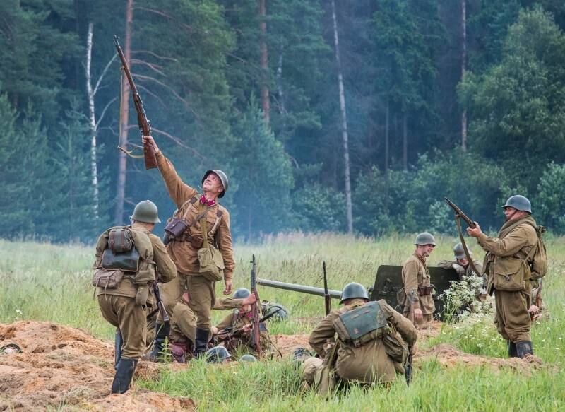 Em Ivanovskoye, na
Rússia, fãs de história militar se vestem com uniformes do Exército Vermelho
soviético e encenam a batalha do “verão de 1941”. A Rússia tem uma série de
eventos para marcar o 73º aniversário da invasão da União Soviética pela Alemanha
nazista 