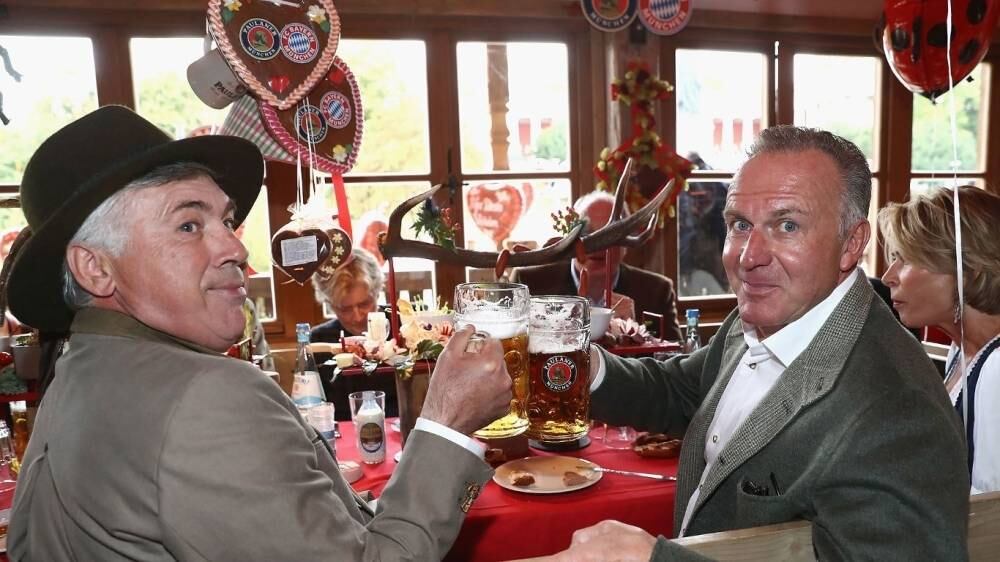 O técnico Carlo Ancelotti e Karl-Heinz Rummenigge brindaram muito durante a celebração da Oktoberfest