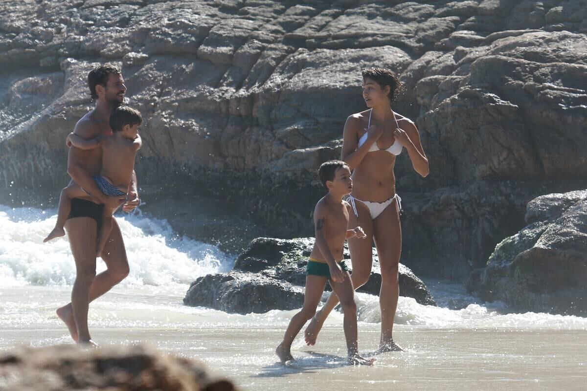 Sophie Charlotte e Daniel de Oliveira se divertem em praia com a família

Veja também: Sophie Charlotte e Daniel de Oliveira se divertem em praia com a família