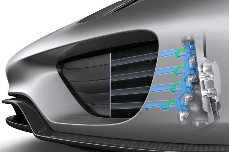 O 918 Spyder conta com truques para melhorar sua performance e reduzir o consumo de combustível, como uma grade de radiador capaz de se fechar automaticamente em altas velocidades
Quer saber tudo sobre carros? Acesse www.r7.com/carros