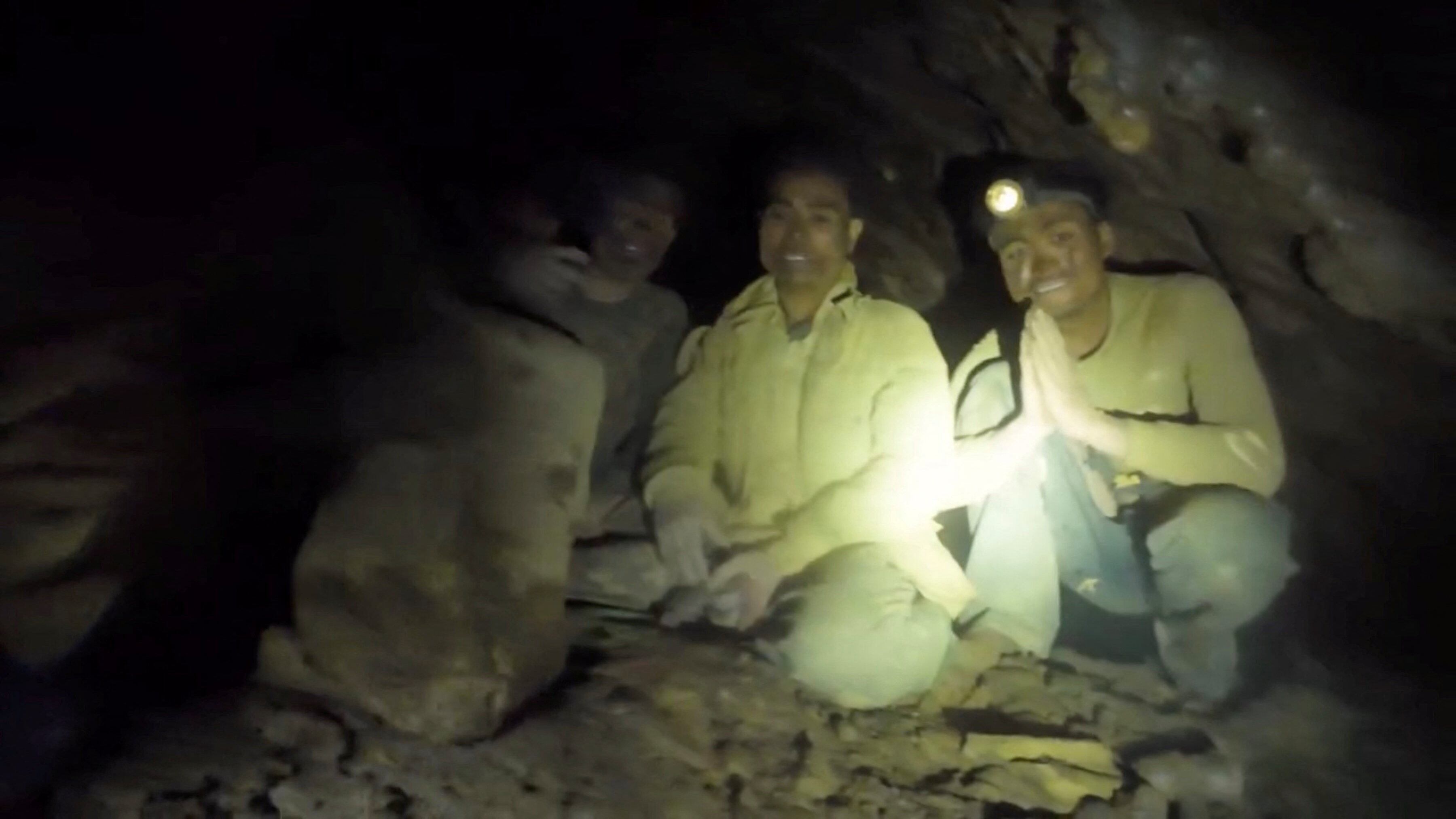Pessoas presas em uma caverna são encontradas com vida por equipes de resgate na província de Xaisomboun, Laos, em 27 de maio de 202