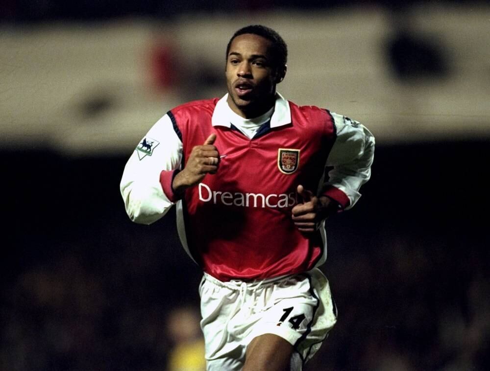 Thierry Henry: logo no início de sua carreira, o atacante franc~Es não ligava muito para seu visual, mas sim pra bola que jogava
