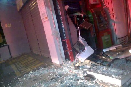 No dia seguinte, a Polícia Militar do
Distrito Federal registrou outro ataque a caixas eletrônicos na cidade. Ladrões
explodiram um terminal do BRB (Banco de Brasília) que fica em um posto de
combustíveis da Candangolândia (DF). A polícia não soube informar a
quantidade de dinheiro levada após a fuga dos ladrões