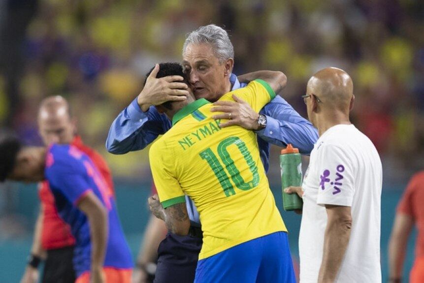 Em 2012, Tite, então técnico do Corinthians, disse que Neymar era "um mau exemplo", por conta de suas faltas e por exagerar nos dribles. Quando virou técnico da Seleção, porém, Tite passou a lidar com as críticas de que protegia demais o jogador. O ex-coordenador de Seleções da CBF, Edu Gaspar, chegou a dizer que era "muito difícil ser Neymar". A relação com Tite também é uma das marcas de Neymar na Seleção.