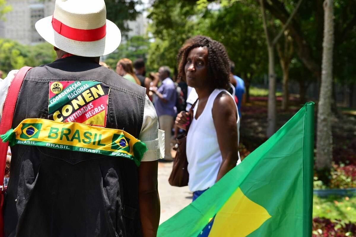 A Cone (Coordenação Nacional de Entidades Negras) também marcou presença no protesto deste sábado. A coordenação  foi fundada em 1991 com intuito de unificar a ação de grupos que lutam pela igualdade de raça, classe e gênero e que buscam garantir condições iguais e dignas para a população negra. 

— É inadmissível que no dito Estado democrático a juventude não tenha o direito de ir e vir.