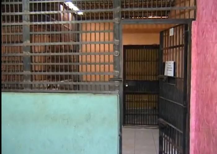 A Cadeia Pública de Maringá tem capacidade para abrigar 114 detentos, mas está com quase 400 pessoas

