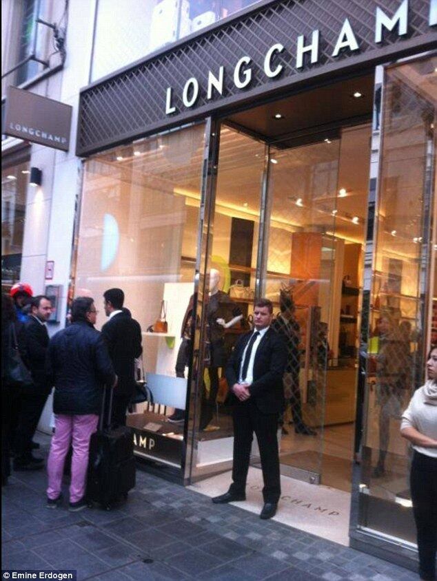 De acordo com o Daily Mail, Emine já chegou a fechar sozinha um shopping center em Bruxelas, na Bélgica, apenas para poder ir às compras 