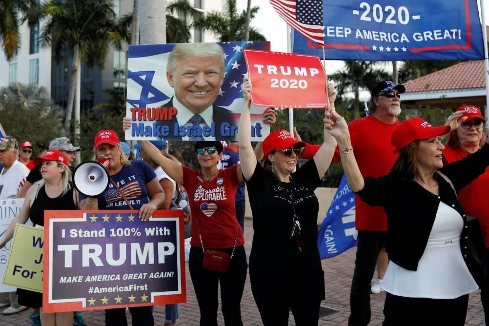 Apoiadores da reeleição de Trump em Palm Beach, na Flórida