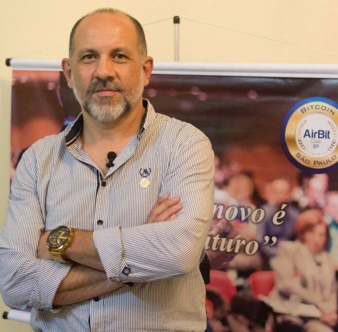 Leal dedica todo o seu tempo para promover o bitcoin
