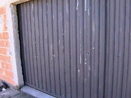 Marcas de tiro ficaram no portão da casa da família