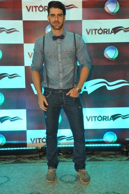 Os cintos de Paulão também chamam a atenção do público e, de
acordo com a figurinista, quebram o visual totalmente “retrô” do personagem.
─ Paulão usa alguns modelos de fivela e tachas. No final,
misturamos diversos elementos e o visual de Paulão se torna moderno, ainda que
com características do passado
+ Beatriz discute com Jorge em público. Assista!
+ Sem apego! Atores mudam visual para encarar novos personagens
+ Flores e jantar romântico! André di Mauro dá dicas para conquistar pretendentes