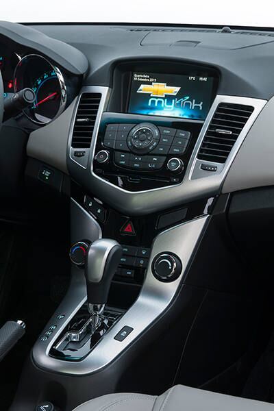 Na compra, a Alesp também incluiu um pacote de sete revisões, até 70 mil km. A opção pela inclusão das revisões na licitação garante economia de recursos e o prolongamento da garantia de fábrica para todos os 94 veículos