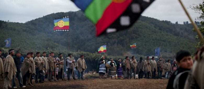 Índios mapuche esperam para receber membros de outras comunidades para participar de um "guillatun", uma cerimônia espiritual para pedir o bem-estar do clã e fortalecer os laços, em Ercilla, no Chile