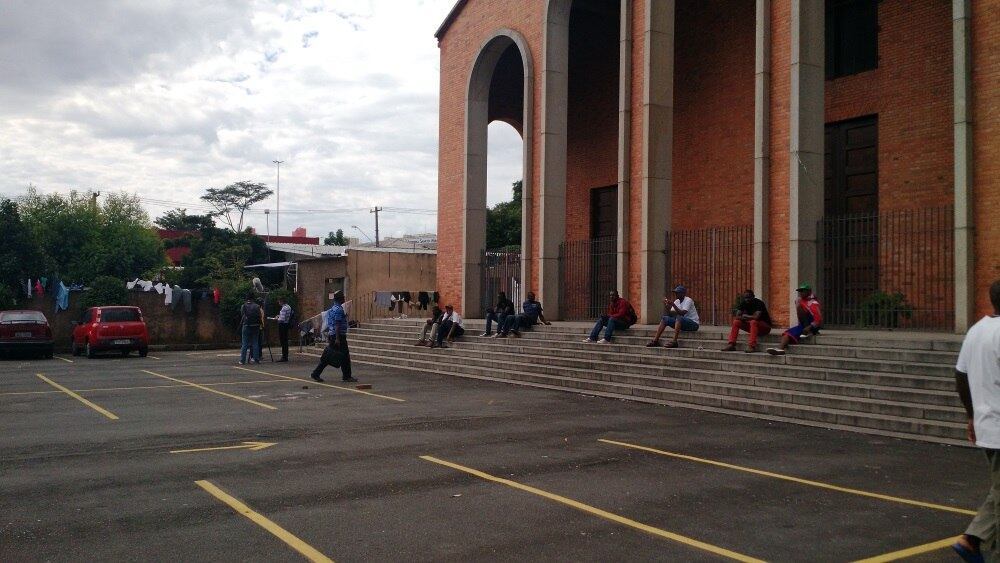 O centro de acolhida, que fica na rua do Glicério, região central de São Paulo, é o primeiro ponto de parada quando os haitianos chegam à capital.
É lá que que os imigrantes desembarcam dos ônibus vindos do Acre. Uma decisão da Justiça suspendeu a vinda dos haitianos via prefeitura, mas ainda há estrangeiros com condições financeiras próprias que desembarcam em SP