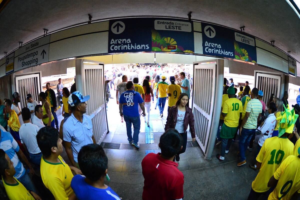 Brasileiros "pintaram" estação de verde e amarelo