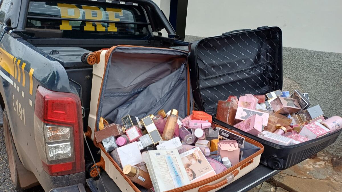 Durante a vistoria, os policiais encontraram nove caixas de medicamentos — sete de tirzepatida e duas de semaglutida, substâncias conhecidas popularmente como “canetas emagrecedoras”