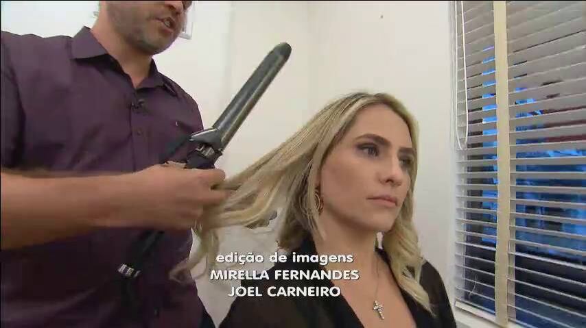 Em seguida, foi a vez do cabelo. A ideia foi deixar o mais parecido com o usado pela cantora. O cabeleireiro José Alvim ensinou os truques

— É super rápido esse cabelo, é um cabelo que
você sempre essa parte a favor do rosto e ele dá mais glamour,
movimento para os fios

+ Conheça o pirulito que promete emagrecer e deixar a barriga sequinha
