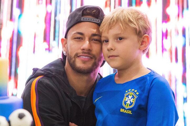 Elas negam os beijos, mas não a amizade. Fato é que Neymar namorou a atriz Bruna Marquezine por anos e já tem um filho (Davi Lucca, de 10 anos), com a influencer Carol Dantas. Aliás, ela e Biancardi são muito amigas. Carol está com 28 anos.