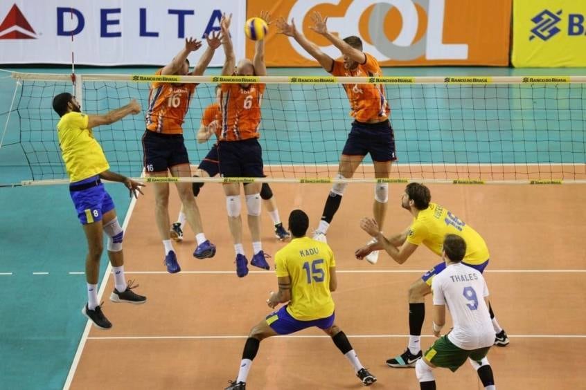 Com parciais de 25-16, 25-17 e 25-10, a seleção brasileira venceu a Holanda