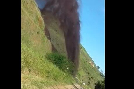 Vídeo mostra minério sendo jorrado