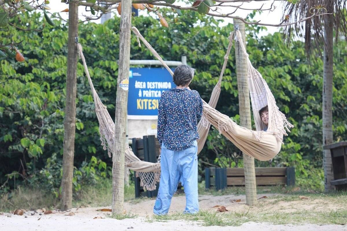 Cássia e o filho se divertem na praia