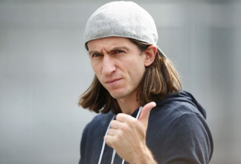 Segundo o 'As', Filipe Luíz se reuniu com o Atlético de Madrid e reforçou o interesse em sair. O clube espanhol quer que o brasileiro se aposente no clube e, caso o PSG insista em contratá-lo, precisará aumentar oferta.


