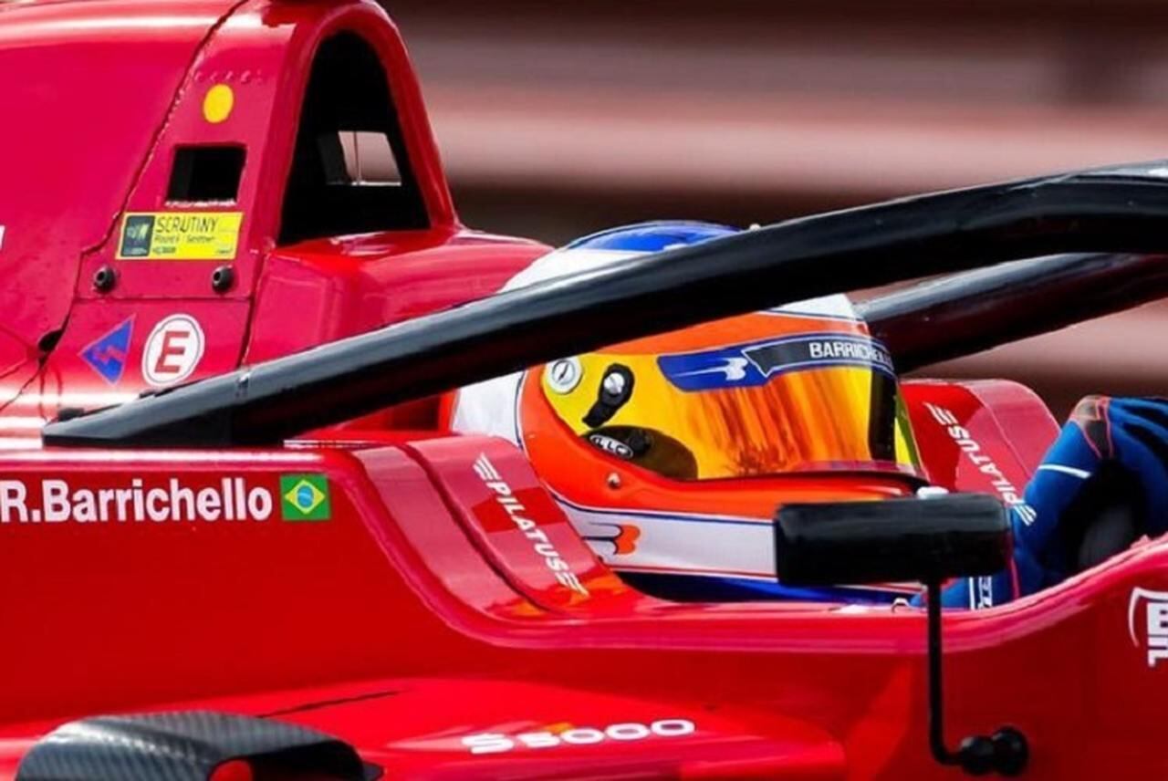 Isso porque ele liderava a prova e entregou a posição da corrida para Schumacher, seu companheiro de equipe. A ordem foi da própria equipe e Rubens fez questão de deixar o alemão ficar na frente justamente nos últimos metros da corrida.