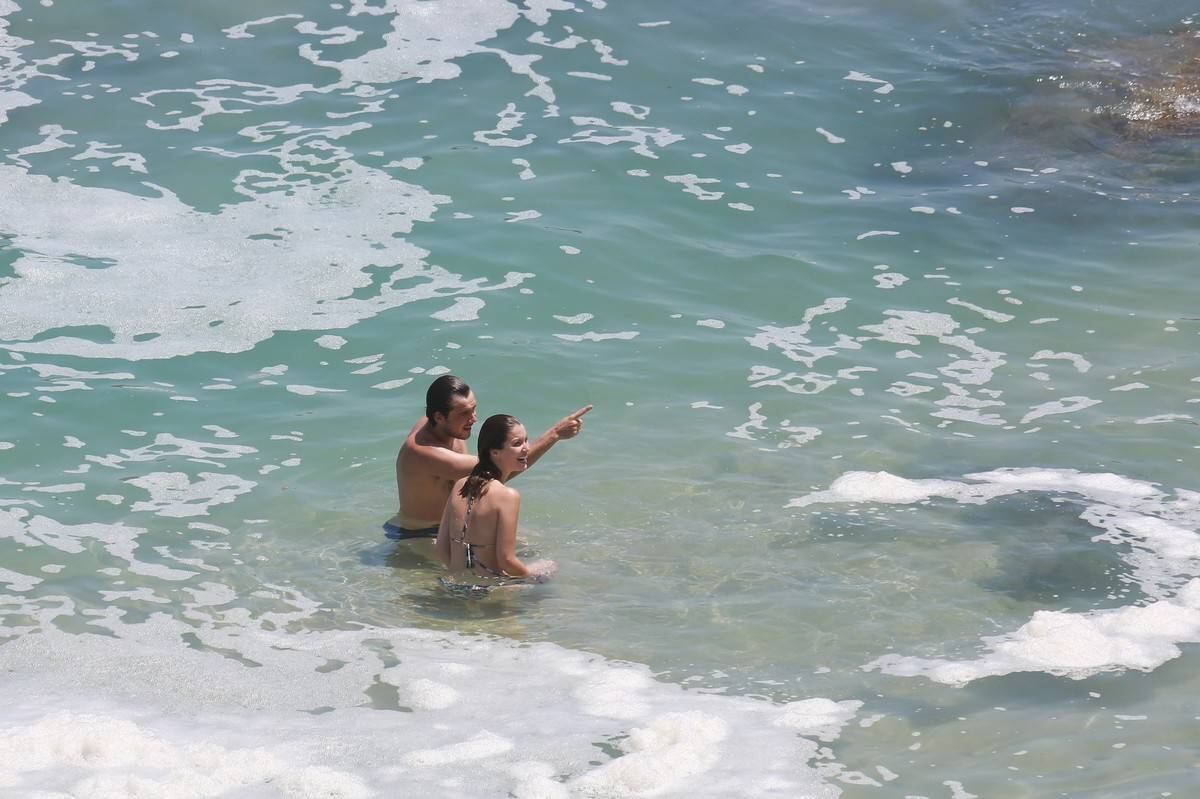 Nathalia Dill e Sérgio Guizé namoraram na praia
