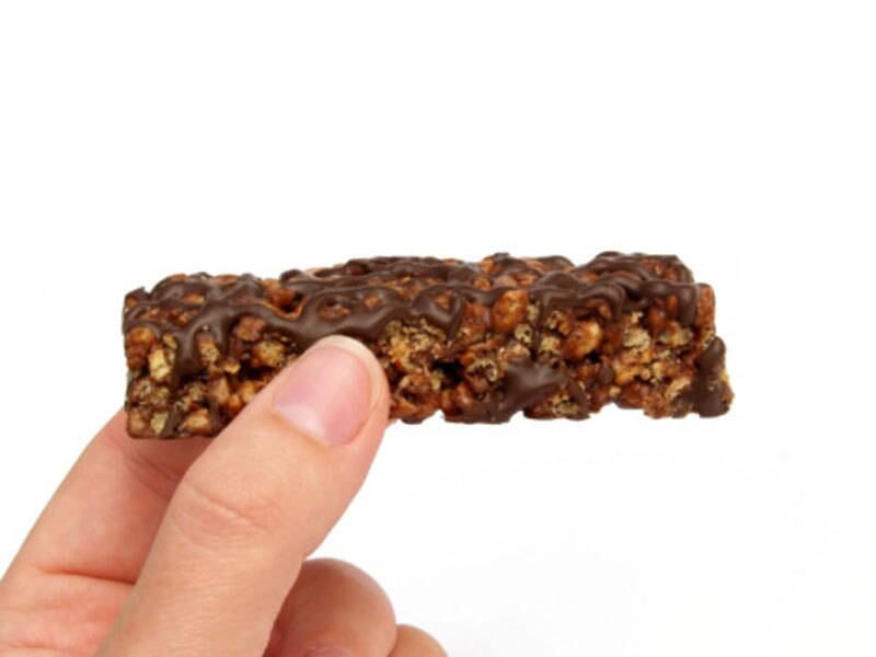 Com 25 % menos calorias do que o
cacau, a alfarroba pode ajudar quem tem uma dieta rígida ou até mesmo por quem
quer experimentar algo novo. Mas não é a qualquer paladar que ela de adapta,
não. Há quem prefira doces com um toque mais forte de amargor.
— Por ter açúcares naturais, a alfarroba é para
quem se satisfaz com sobremesas mais doces, por exemplo. Nesses casos, a pessoa
provavelmente tem o nível de serotonina (hormônio que regula o humor) baixo e
doces ajudam a acalmar