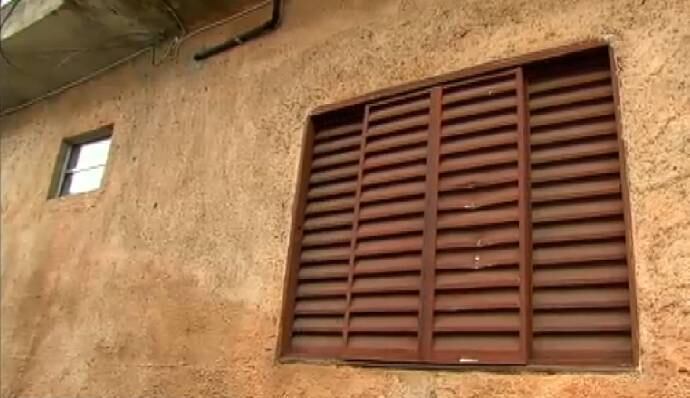 Quando ela percebeu que os policiais estavam indo na direção dela, ela
fechou a janela.
— Aí, eles acertaram a janela com um pedaço de pau.