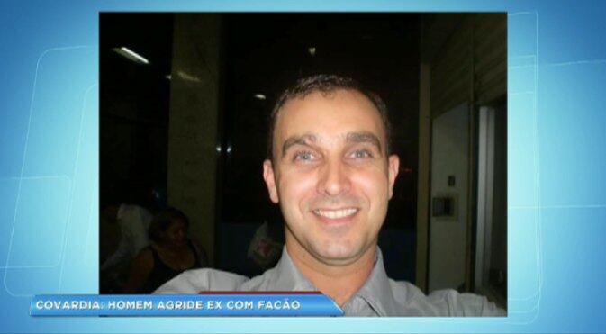 O homem foi atrás de Andreia e a atingiu com diversos golpes de facão até que ele fugiu do local. De acordo com um irmão da vítima, que prefere não ser identificado, depois de deixar a cena do crime, Bernardo ligou para a família de Andreia para avisar que tinha matado a ex.

— Ele ligou para um parente nosso e falou que havia acabado de matar ela. Ele achou que tinha morrido. (Veja mais)
