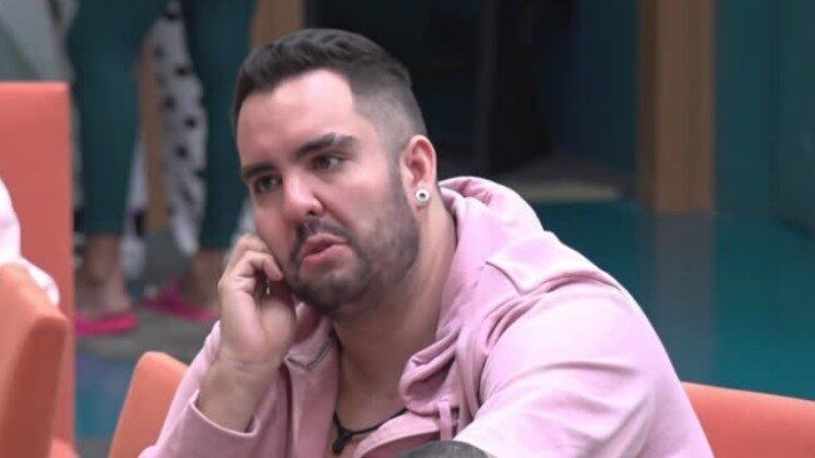 Logo na primeira semana do programa, durante uma conversa com Bruno Passa e Mussunzinho, Rodrigo Mila se emocionou ao falar sobre seu processo de perda de peso, que o ajudou a eliminar 52 Kg! Durante a pandemia, ele passou a criar conteúdos para as redes sociais buscando auxiliar quem desejava emagrecer ou enfrentava problemas de autoestima. "Quero ajudar pessoas que tenham vergonha do corpo", disse