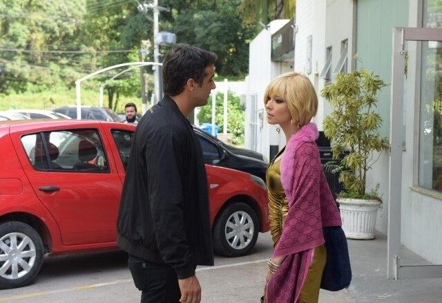 Logo no primeiro episódio da novela, Poderosa é alvo de um ataque de Bernardo. Em um posto de gasolina, ela conhece o agrônomo Miguel e percebe seus olhares. Enquanto Bernardo observa os dois de longe, a moça oferece um programa, mas ele recusa 