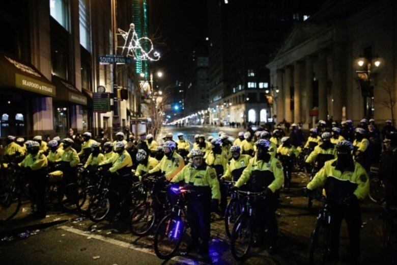 Os fãs de Philadelphia Eagles se reúnem para assistir sua equipe no Super Bowl LII contra os Patriotas da Nova Inglaterra
PHILADELPHIA, PA - 5 DE FEVEREIRO: policiais da Filadélfia tentam manter os fãs longe da Prefeitura ao celebrar a vitória da Filadélfia Eagles no jogo do Super Bowl LII contra os Patriotas da Nova Inglaterra em 5 de fevereiro de 2018 na Filadélfia, Pensilvânia ... (Foto de Eduardo Munoz Alvarez / Getty Images)
