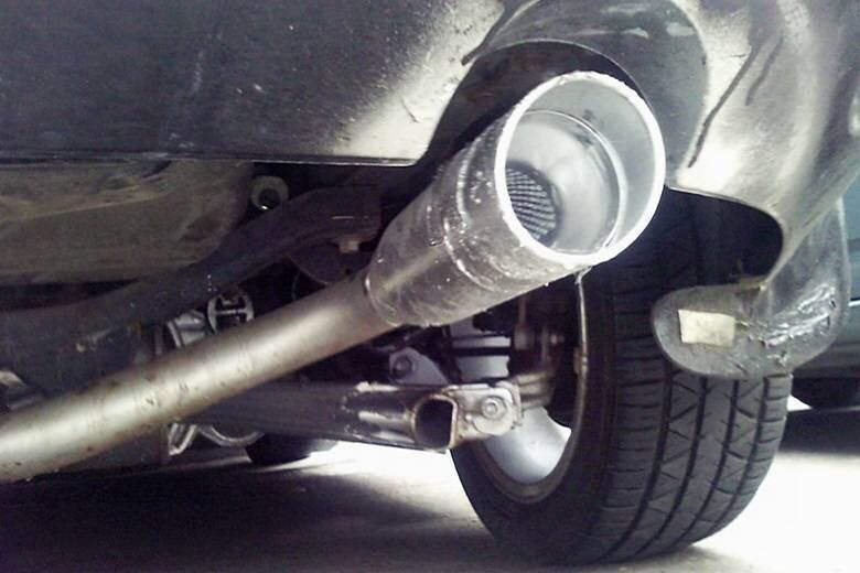 Pintou o escape com spray prata, não aguentou a ansiedade e saiu acelerando...
