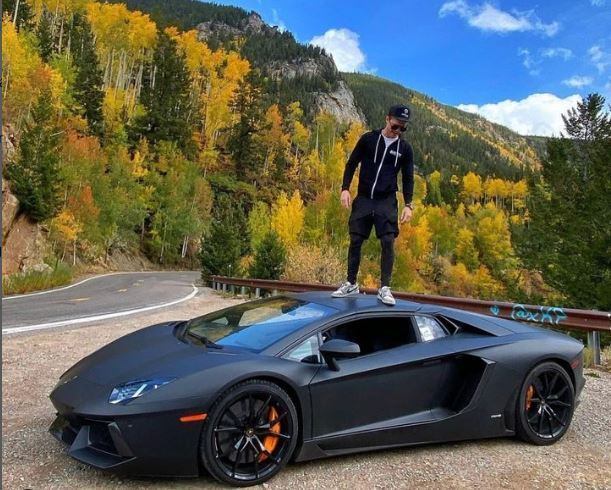 "A vista daqui de cima é muito melhor." Foi assim que esse influenciador mostrou a máquina que ele dirige