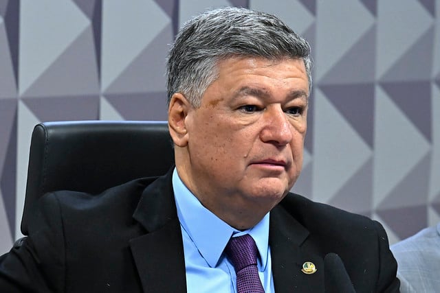 Senador Carlos Viana usa um terno e está sério