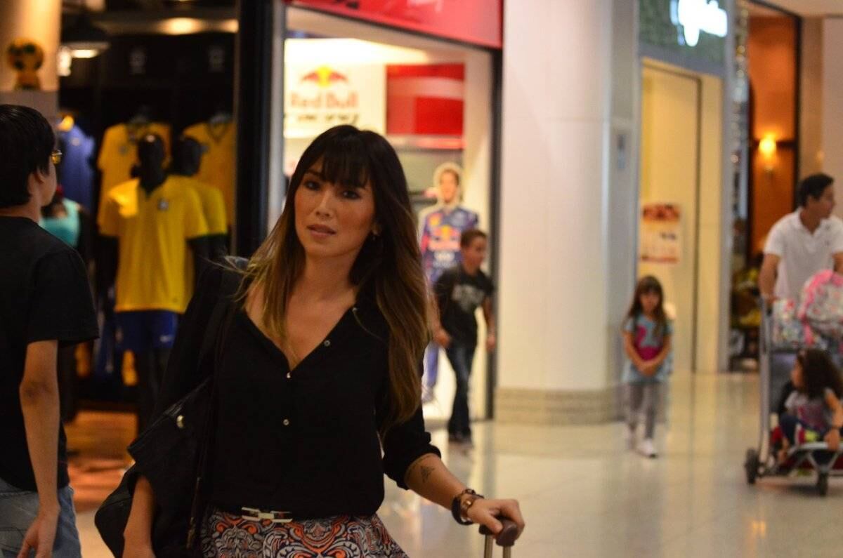 A apresentadora estava sozinha e não se intimidou com a presença dos fotógrafos