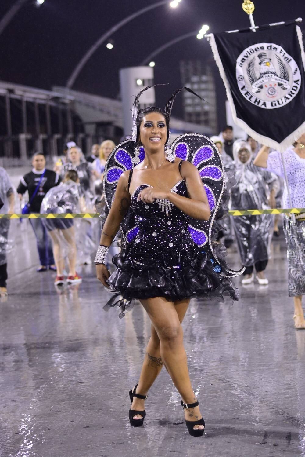 A morena mostrou também que tem samba no pé