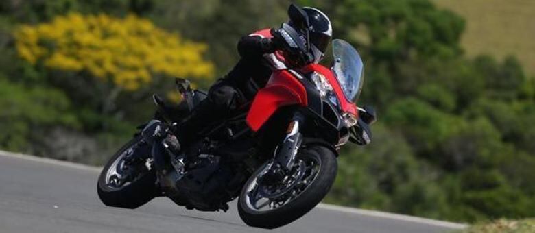 Com a MTS 950 durante lançamento. Mas, é no uso citadino é que podemos considerar as qualidade superlativas desta Ducati
