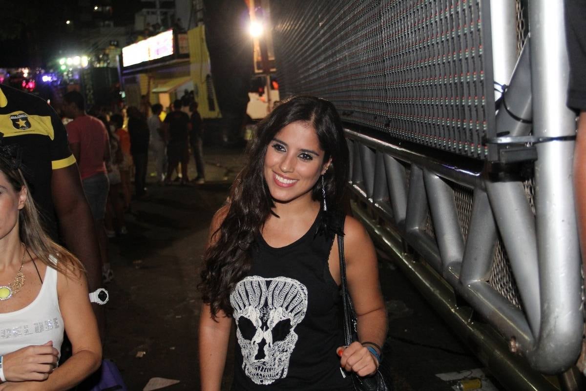 Camilla Camargo apareceu com um look
de roqueira para curtir o show do Chiclete com Banana, em Salvador