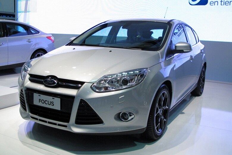 Um dos maiores lançamentos do Salão de Buenos Aires, a nova geração do Ford Focus estreou nesta quinta-feira (21) com a mira apontada para o mercado brasileiro — onde o modelo é líder de vendas entre os hatchs médios.

Lançada na Europa em 2011, a terceira geração do Focus é bem diferente da atual não apenas no design, mas também na tecnologia embarcada. O destaque é o câmbio Powershift, com dupla embreagem e seis marchas. Saiba mais

Quer saber tudo sobre carros? Acesse R7.com/carros