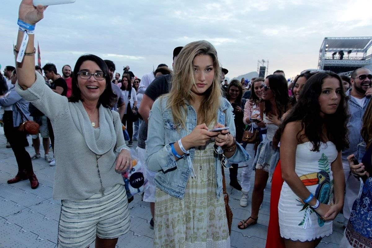 Famosos curtem apresentação de Ivete Sangalo e Criolo em Copacabana, no Rio de Janeiro, neste domingo (21)