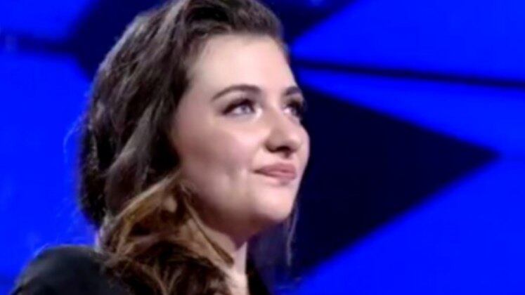 Em uma apresentação cheia de emoção ao som de New York New York, de Frank Sinatra, Yasmine Mahfuz levantou os 100 jurados. Ela se tornou a terceira finalista da primeira temporada do Canta Comigo  
