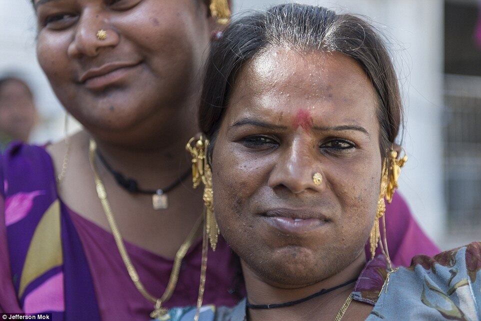 De acordo com o site Daily Mail, durante
séculos, as hijras foram procuradas para dar bênçãos e executar cerimônias. No entanto, o respeito religioso de longa data não tem protegido elas da discriminação dos tempos modernos