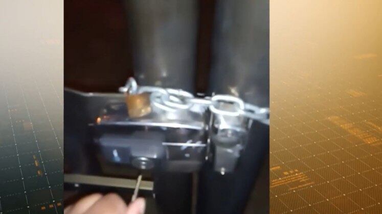 Novamente, a casa de Agnaldo, na Barra da Tijuca (RJ), foi alvo de uma invasão na última terça-feira (14). A pessoa tentou entrar no local utilizando as chaves do imóvel, mas não teve êxito devido as correntes colocadas no portão